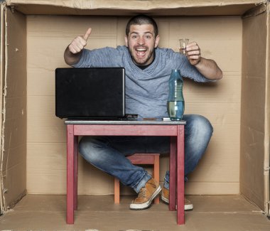 İşsiz gelecekteki işadamı alkol içecekler ve mutludur