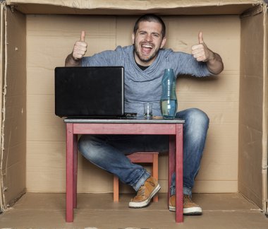 sarhoş öğrenci başparmak gösterilmesini