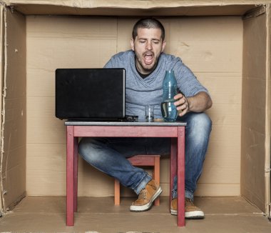 alkol şişe öğrenci kapmak