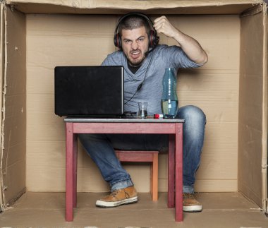 öfkeli öğrenci sarhoş ve tehdit eldir