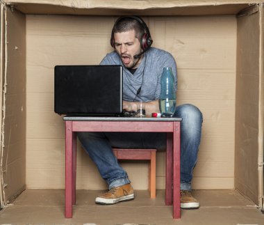 Öğrenci yazılım, şarkı ve alkol yazıyor