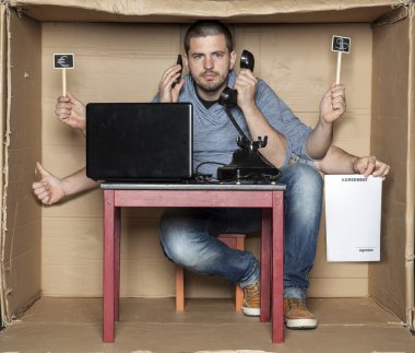 bir çok multitasking office kutusunda genç adamdır