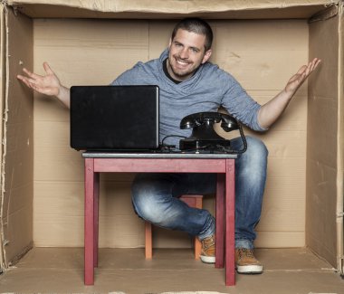 stajyer sırasında ofiste genç öğrenci