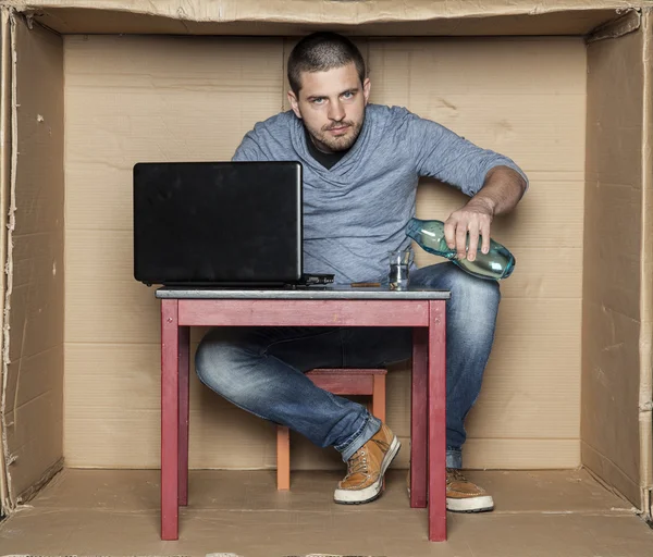 Student op zoek naar een baan en het drinken van alcohol — Stockfoto