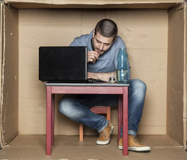 Berusad student försöker arbeta på dator — Stockfoto