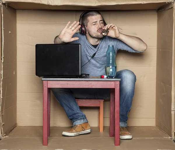 Estagiário beber álcool enquanto trabalhava no computador — Fotografia de Stock