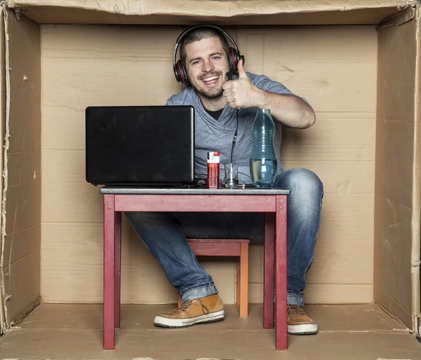 Arbetslös student sitter i sitt rum spelar TV-spel — Stockfoto