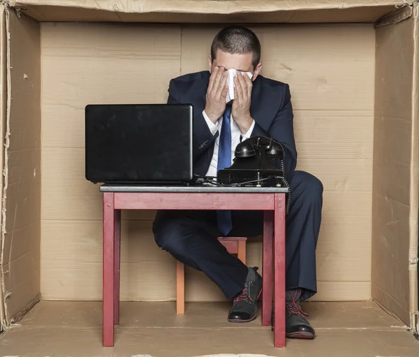 Kalter Geschäftsmann arbeitet trotz Krankheit — Stockfoto