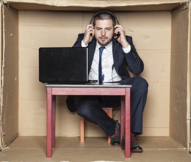 çalışan müşteri hizmetleri iş için hazırlar