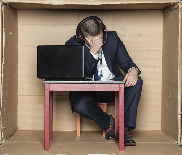 Empregado deprimido sentado no escritório — Fotografia de Stock