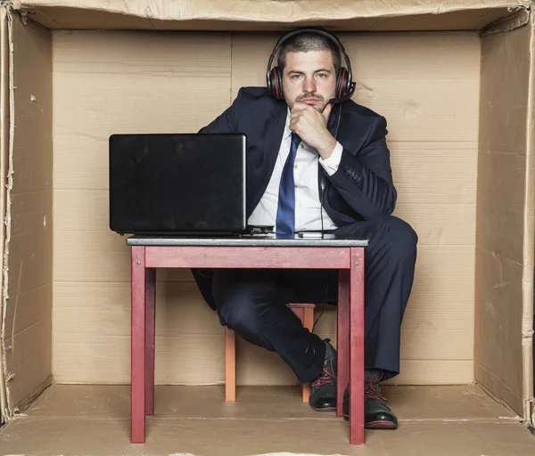 Pensativo homem de negócios sentado no escritório — Fotografia de Stock
