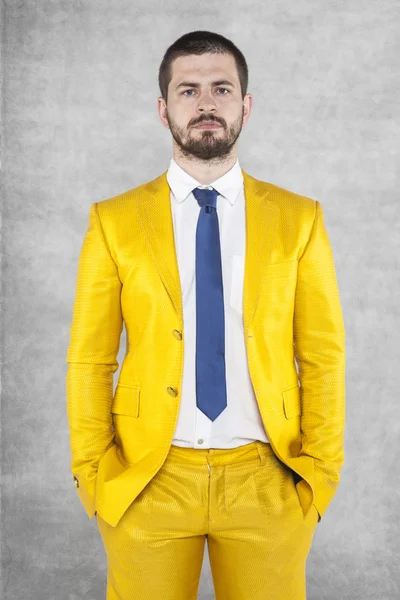 Ritratto di un uomo d'affari in abito d'oro — Foto Stock
