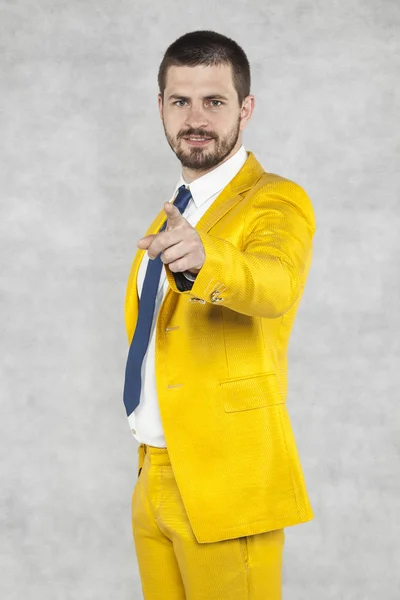 Бізнесмен в золотому костюмі вказує на вас — стокове фото