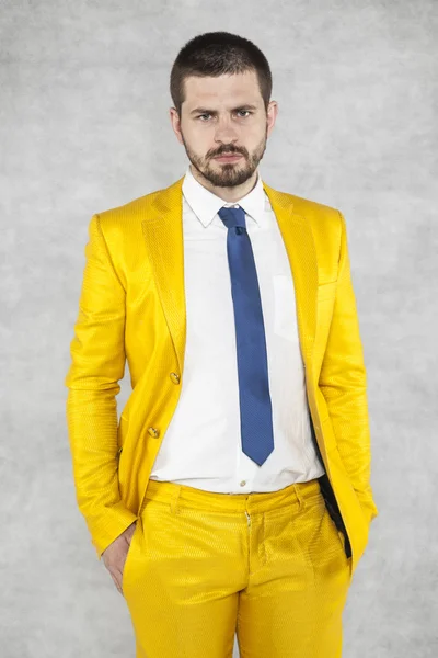 Uomo d'affari in un abito d'oro è molto fiducioso — Foto Stock