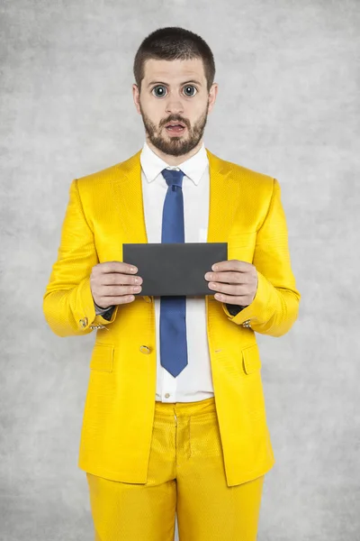 Politiker har utstående ögon vid åsynen ett kuvert — Stockfoto