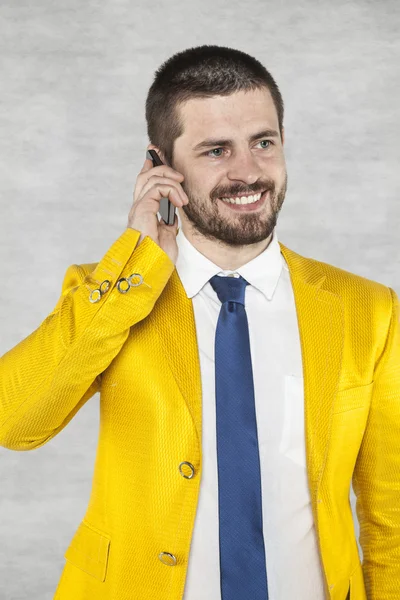 Glimlachende zakenman aan het praten op mobiele telefoon — Stockfoto