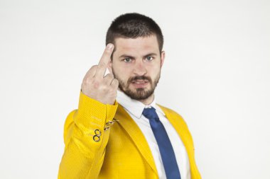 işadamı orta parmak gösterir