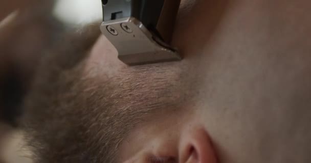Professionel Barber Skærer Bakkenbarter Sin Klient – Stock-video