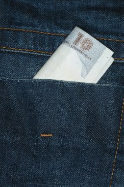 Kot pantolon içinde Küba parası, insanlar sömürü konsepti.