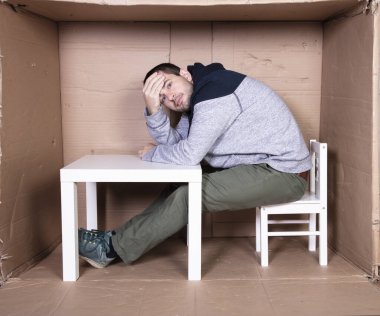 İşsiz bir adam geleceğini düşünür.