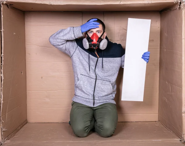 Hombre Con Una Máscara Protectora Está Sentado Una Caja Cartón — Foto de Stock