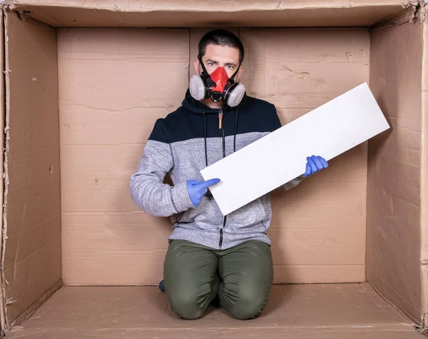 Hombre Con Una Máscara Protectora Está Sentado Una Caja Cartón — Foto de Stock