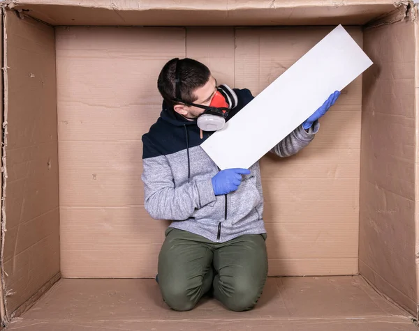 Hombre Con Una Máscara Protectora Está Sentado Una Caja Cartón — Foto de Stock