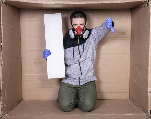 보호용 마스크를 남자는 상자에 광고를 자리가 보드를 — 스톡 사진