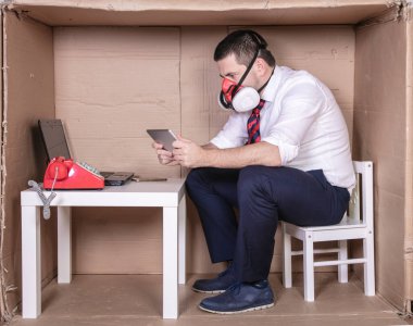 Mobil cihazdan bir şey izleyen odaklanmış işadamı