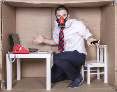 İş adamı telefonda konuşamaz çünkü yüzünde maske var.