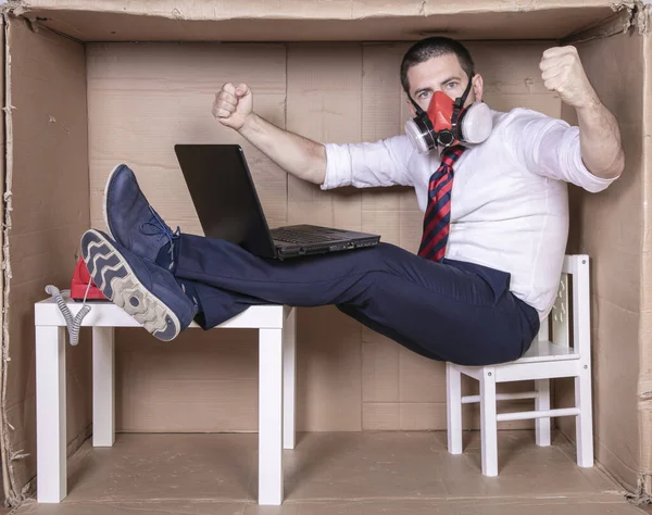 Empresário Segurando Laptop Colo Mãos Para Cima Gesto Sucesso Negócio — Fotografia de Stock