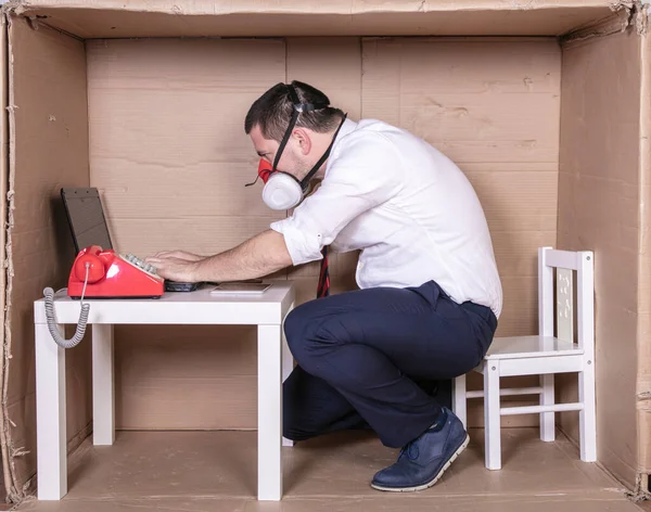 Hombre Negocios Con Máscara Cara Trabajando Duro Portátil — Foto de Stock