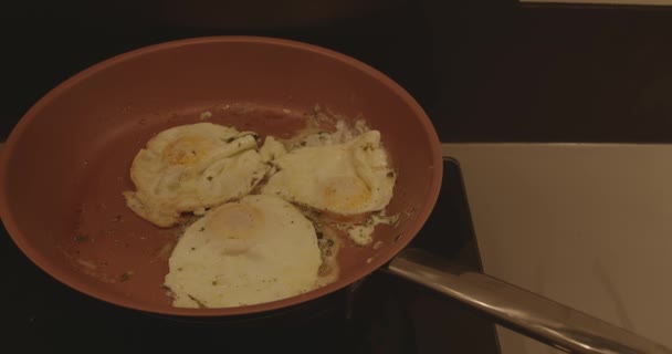 Los Huevos Fríen Una Sartén Caliente Retirando Sartén — Vídeo de stock