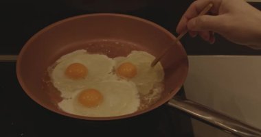  Tavadan bir parça yumurta kabuğu çıkarıyorum.