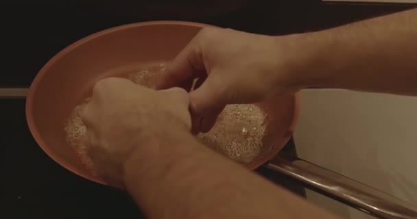 Розбиваючи Яйця Кидаючи Сковороду — стокове відео