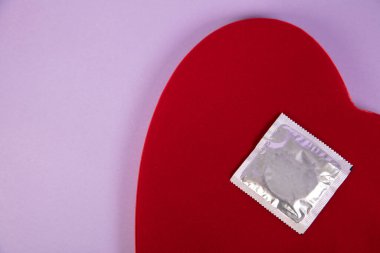 Prezervatif kalp şeklinde bir kutuya konur.