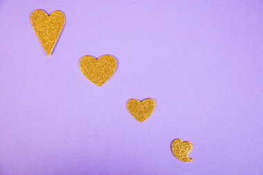 Mor arka planda güzel sarı kalpler, aşk konsepti.