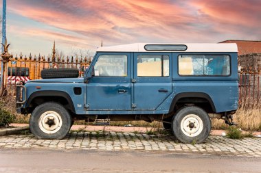 Antwerpen, Belçika - 5 Şubat 2021: Eski Land Rover Defender Antwerp 'te yol kenarına park etti, yavaş araba tahribatı 