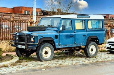 Antwerpen, Belçika - 5 Şubat 2021: Eski Land Rover Defender Antwerp 'te yol kenarına park etti, yavaş araba tahribatı 
