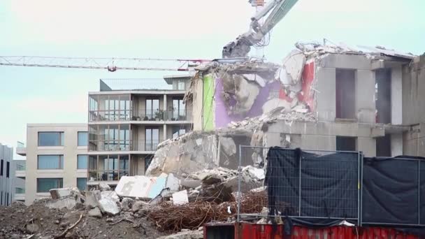 Pembongkaran Bangunan Dengan Peralatan Berat Tampilan Dari Samping — Stok Video