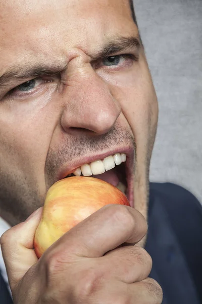 Businessman eating an apple — Stock Photo, Image