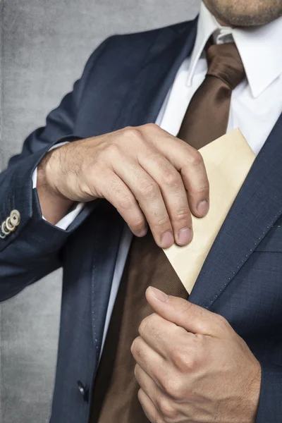 Empresario ocultando sobornos — Foto de Stock