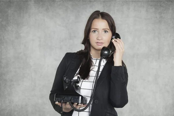 Vackra sekreterare prata i telefon — Stockfoto