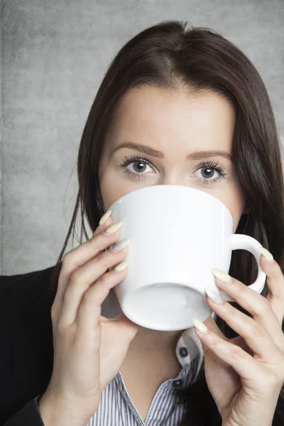 Belle femme d'affaires boire du café — Photo