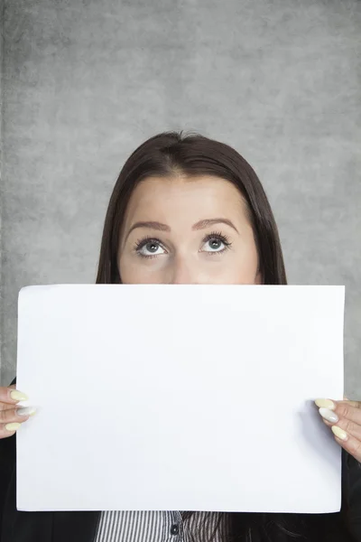 Businesswoman with blank card — Stock Photo, Image