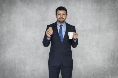 Öğle üzerinde gülümseyen iş adamı