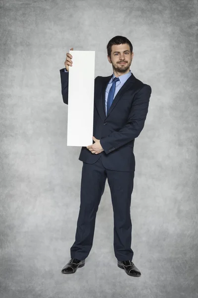 Jonge knappe zakenman met een stuk papier — Stockfoto