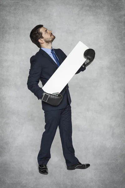 Homem de negócios orgulhoso com um pedaço de papel em branco — Fotografia de Stock