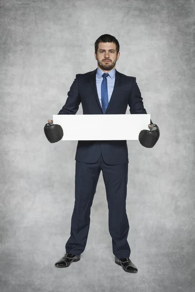 Empresário segurando uma caixa de papelão com espaço para propaganda — Fotografia de Stock