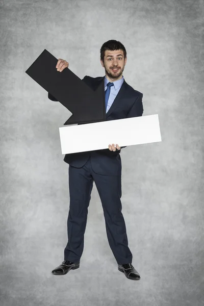 Sonriente hombre de negocios apuntando flecha —  Fotos de Stock